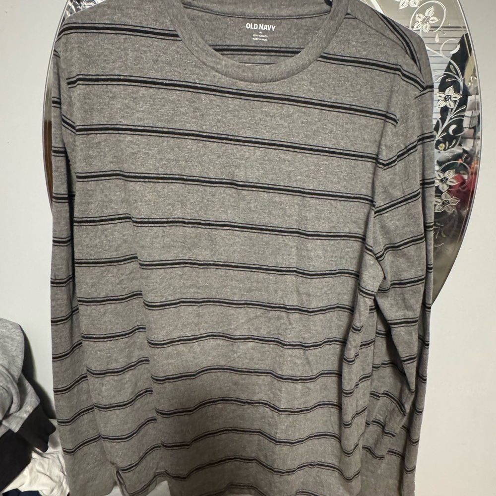 Old Navy Men's Long Sleeve Gray and Black Striped Tee